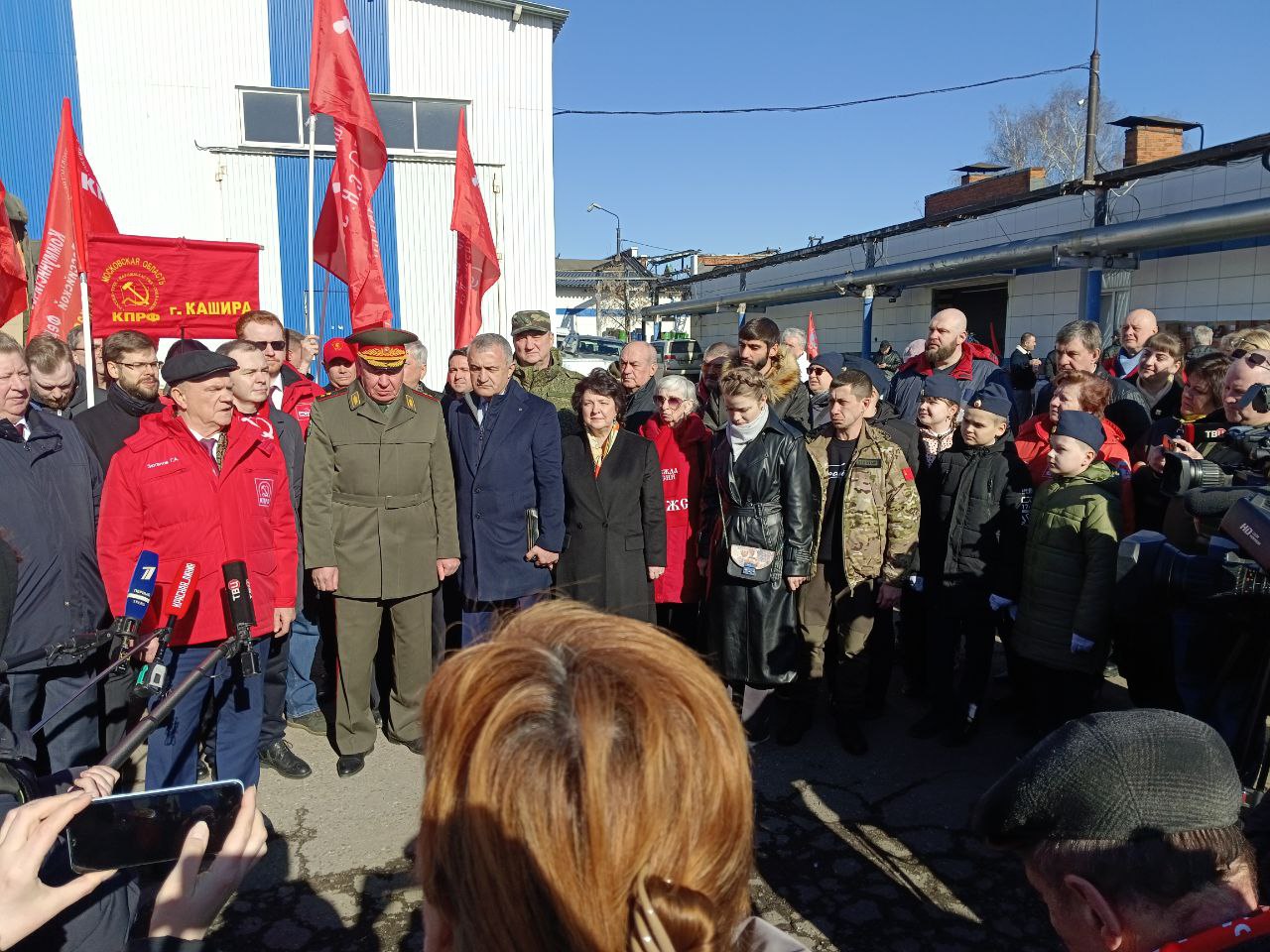 Коммунисты Подольска и сочувствующие нам жители района Ивановское приняли участие в отгрузке очередного 136 гуманитарного конвоя из совхоза им. В.И. Ленина