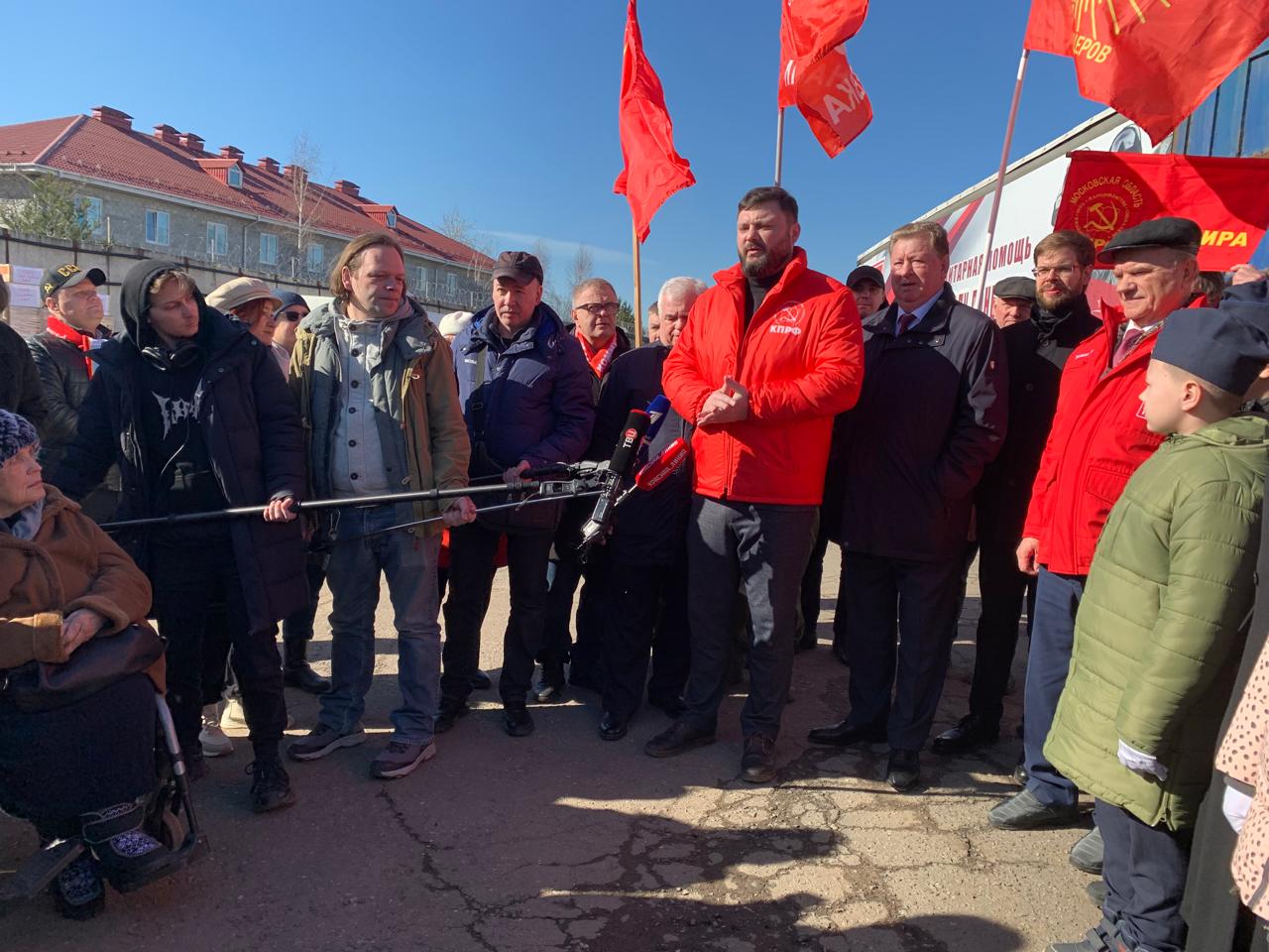 Для фронта и Победы - 136 гуманитарный конвой от КПРФ ушел в Новороссию и Курск