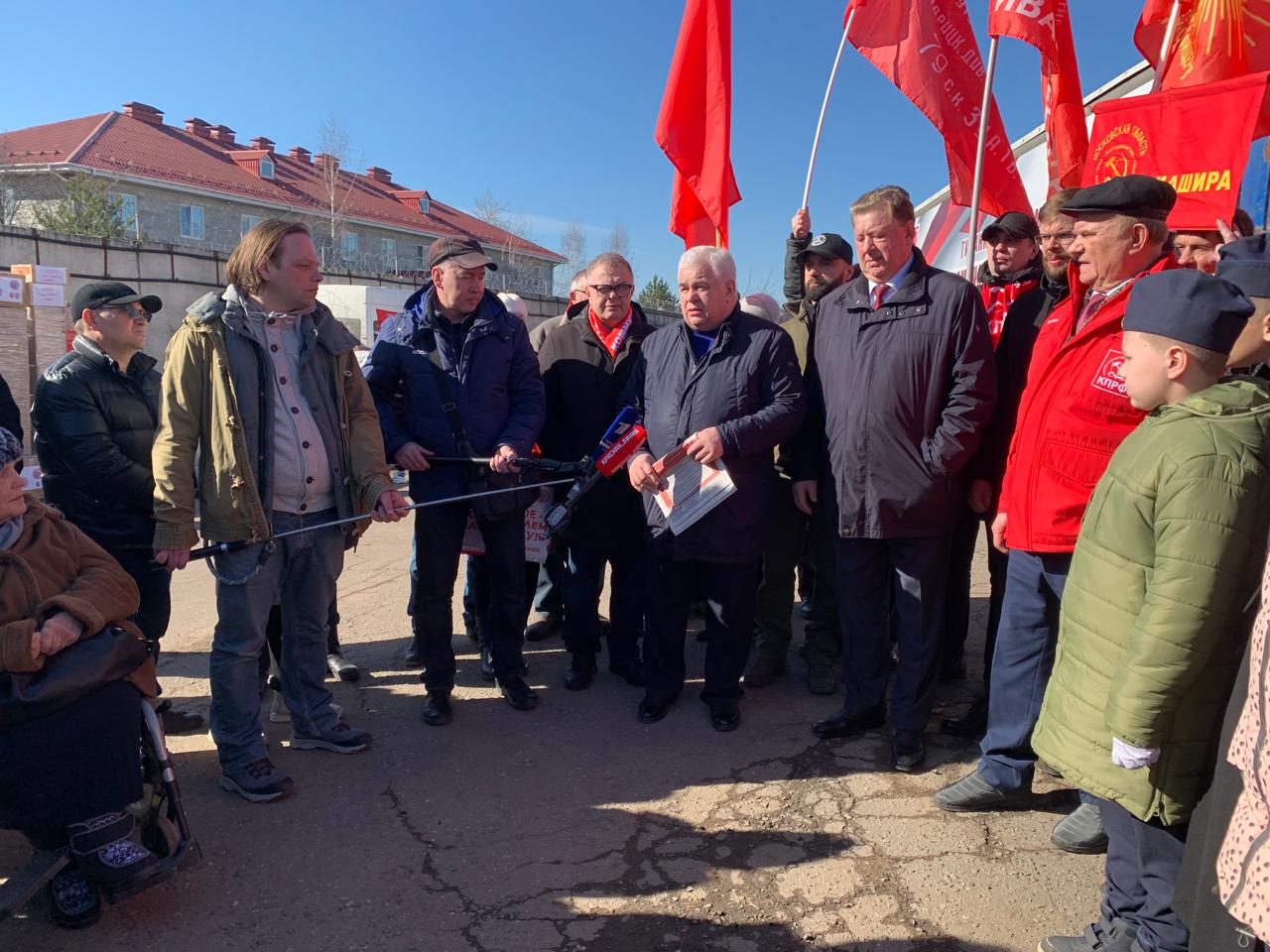 Для фронта и Победы - 136 гуманитарный конвой от КПРФ ушел в Новороссию и Курск