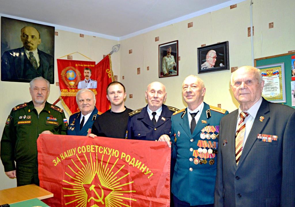 Со знаменем Союза советских офицеров