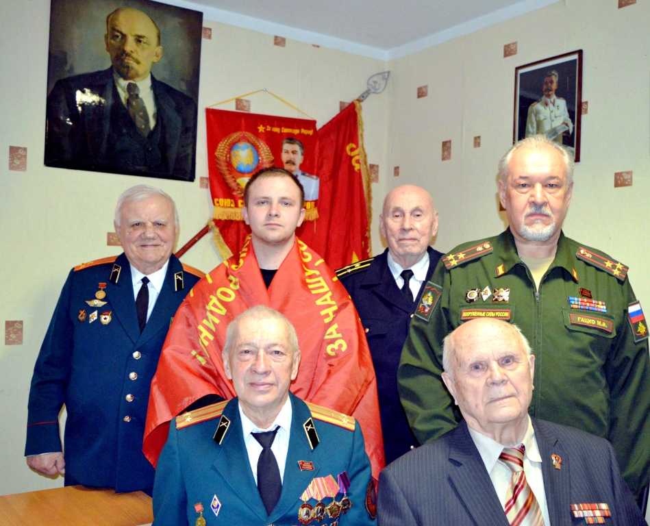 Со знаменем Союза советских офицеров