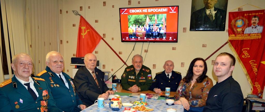 Со знаменем Союза советских офицеров