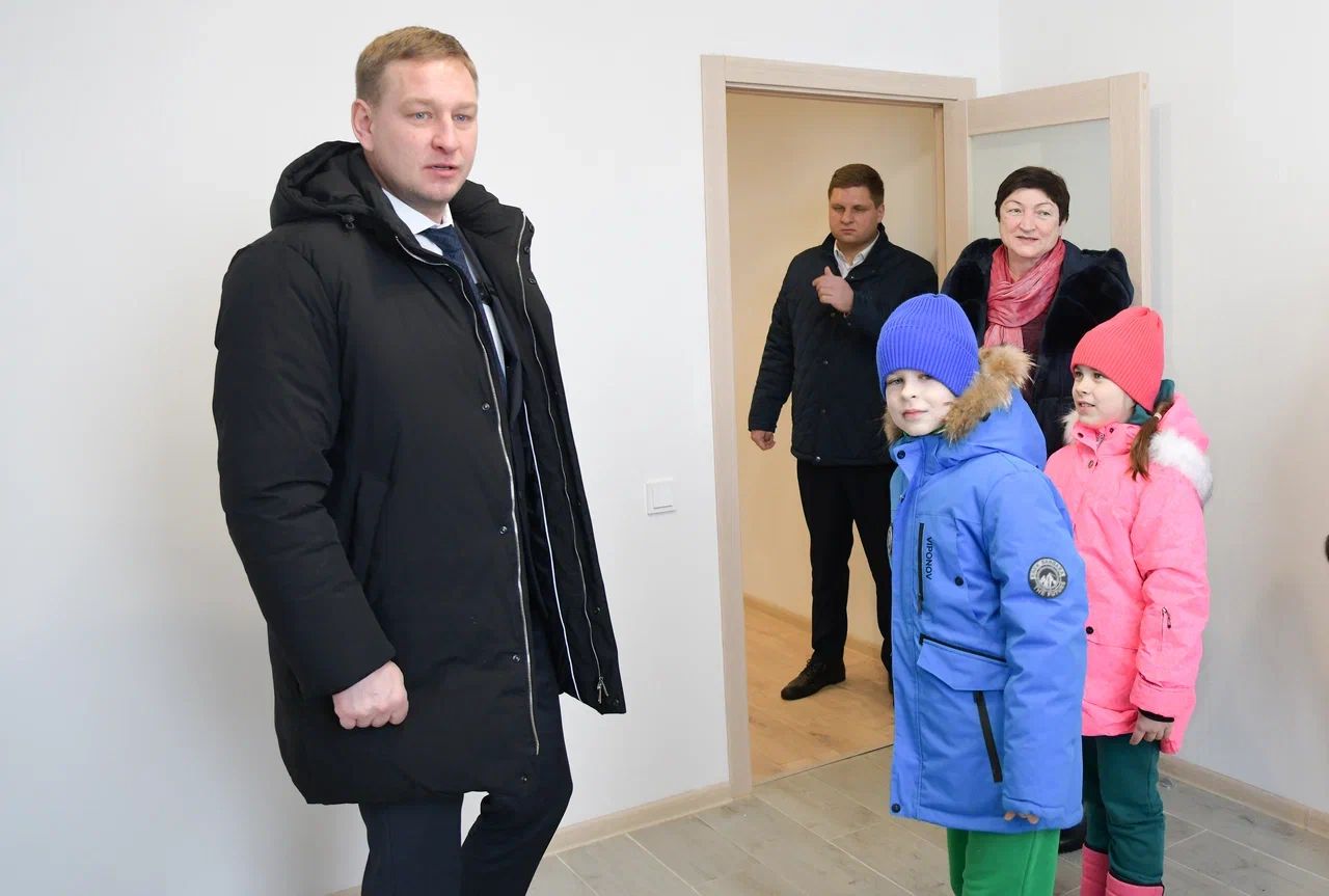 Депутат Дмитровского Совета депутатов от КПРФ Денис Стародубов принял участи в торжественном вручении ключей от новых квартир