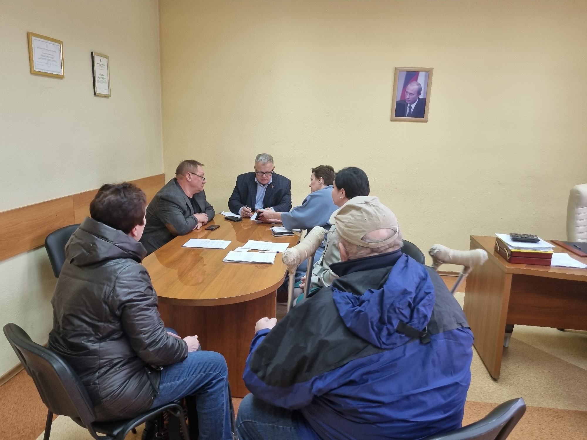 Руководитель фракции КПРФ в Московской областной Думе Александр Наумов провел прием жителей в Домодедове