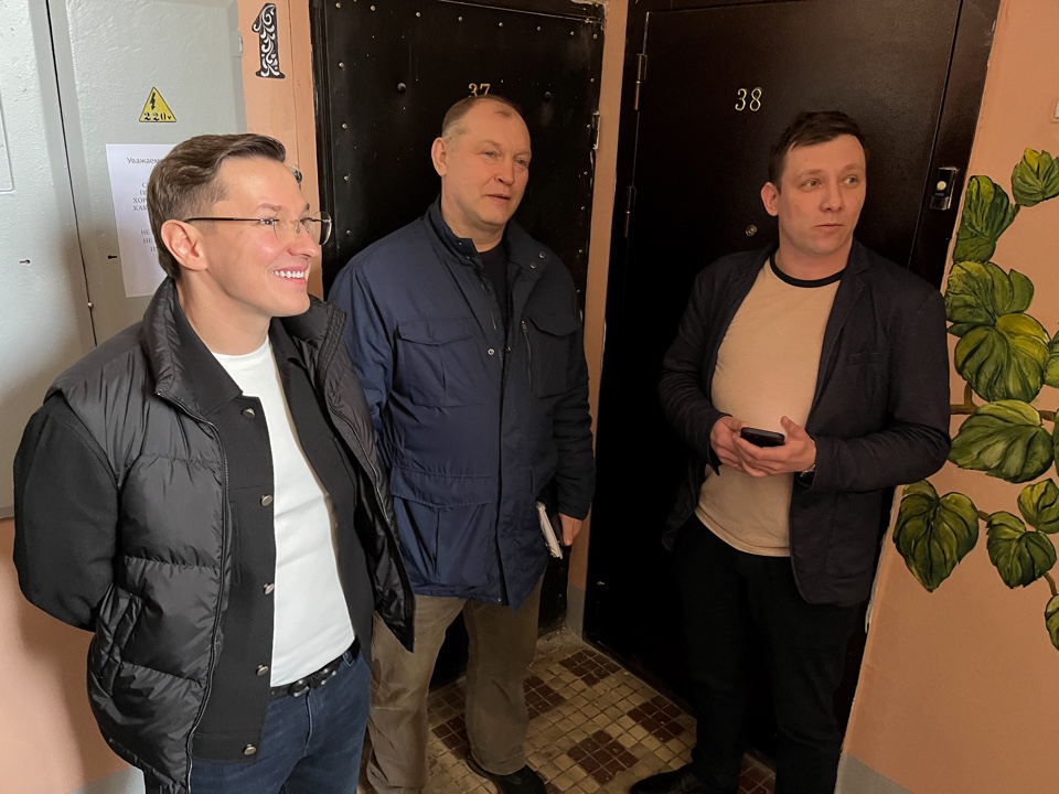 Депутат Мособлдумы Марк Черемисов провел контроль ремонта подъездов в Богородском городском округе