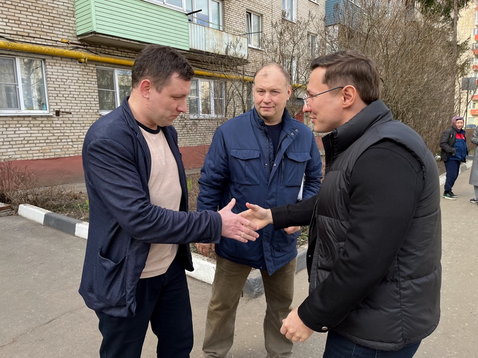 Депутат Мособлдумы Марк Черемисов провел контроль ремонта подъездов в Богородском городском округе
