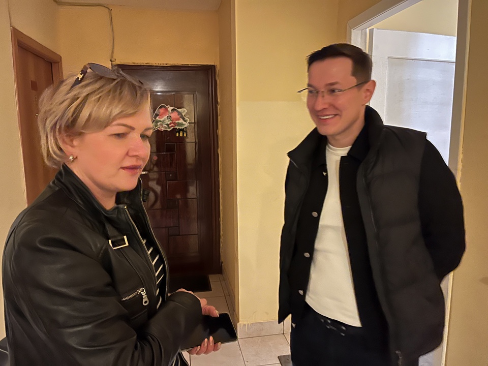 Депутат Мособлдумы Марк Черемисов провел осмотр ремонта в подъезде дома в Богородском городском округе