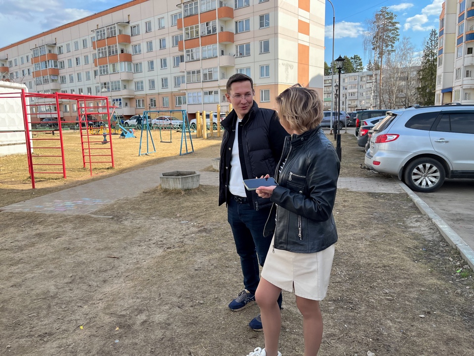 Депутат Мособлдумы Марк Черемисов провел осмотр ремонта в подъезде дома в Богородском городском округе