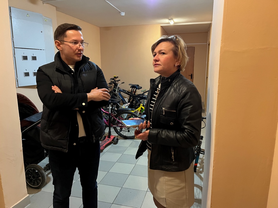 Депутат Мособлдумы Марк Черемисов провел осмотр ремонта в подъезде дома в Богородском городском округе