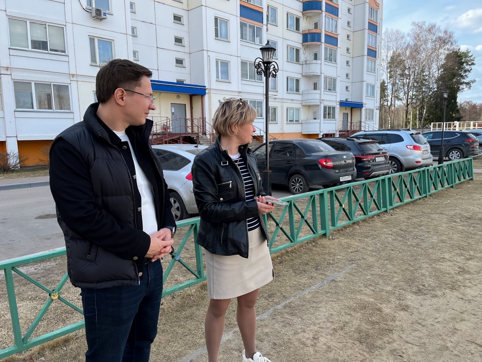 Депутат Мособлдумы Марк Черемисов провел осмотр ремонта в подъезде дома в Богородском городском округе