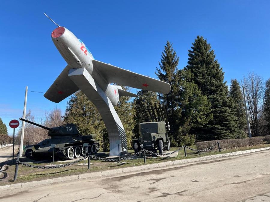 Депутаты Государственной Думы во главе с Председателем Комитета по аграрным вопросам Владимиром Кашиным возложили цветы к Монументу Славы в Чебоксарах
