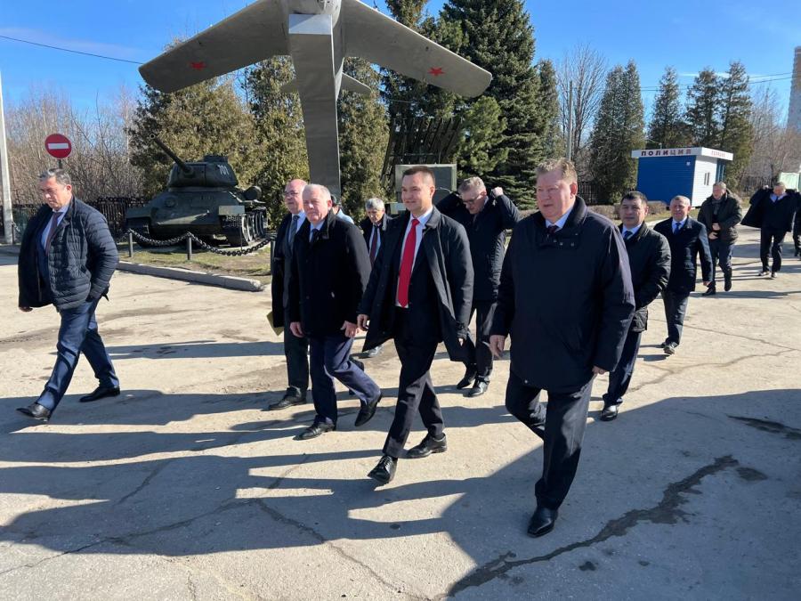 Депутаты Государственной Думы во главе с Председателем Комитета по аграрным вопросам Владимиром Кашиным возложили цветы к Монументу Славы в Чебоксарах