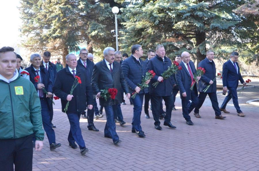 Депутаты Государственной Думы во главе с Председателем Комитета по аграрным вопросам Владимиром Кашиным возложили цветы к Монументу Славы в Чебоксарах