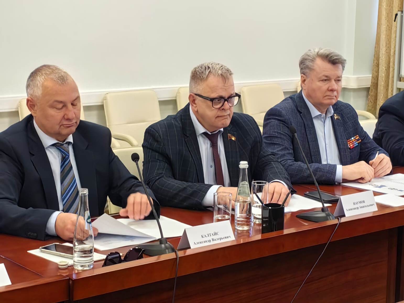 Руководитель фракции КПРФ Александр Наумов принял участие в заседании Геральдической комиссии региона