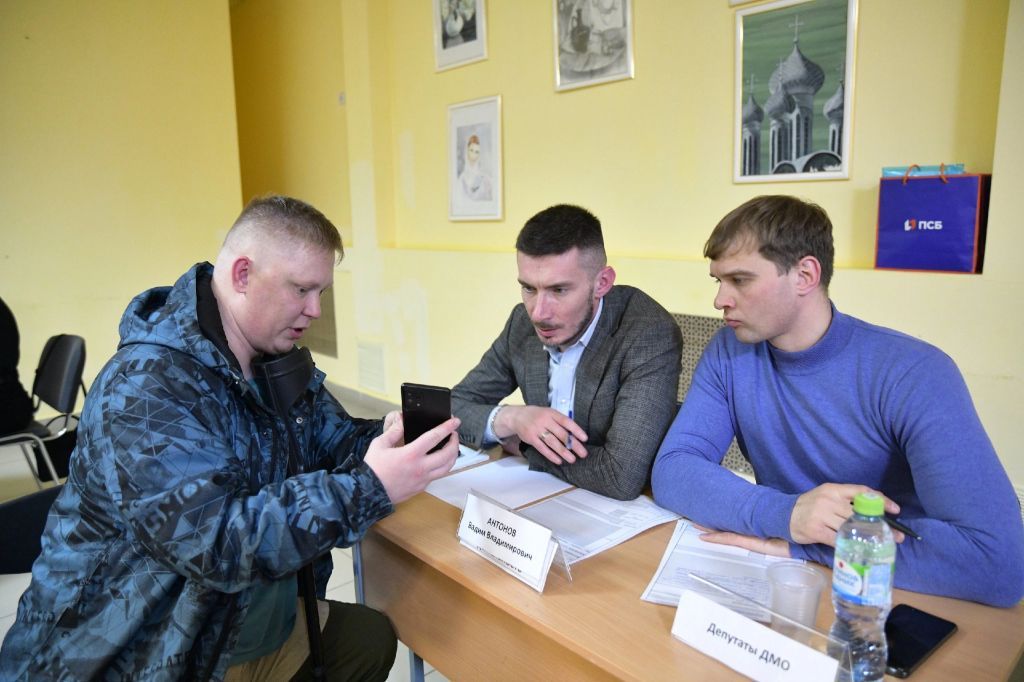 Депутат фракции КПРФ в совете депутатов Дмитровского муниципального округа 1 Иван Соловьев принял участие в работе выездной администрации