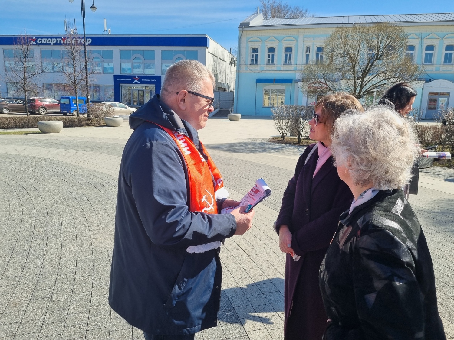 Секретарь МК КПРФ, руководитель фракции КПРФ в Мособлдуме Александр Наумов провел в Коломне Народный референдум