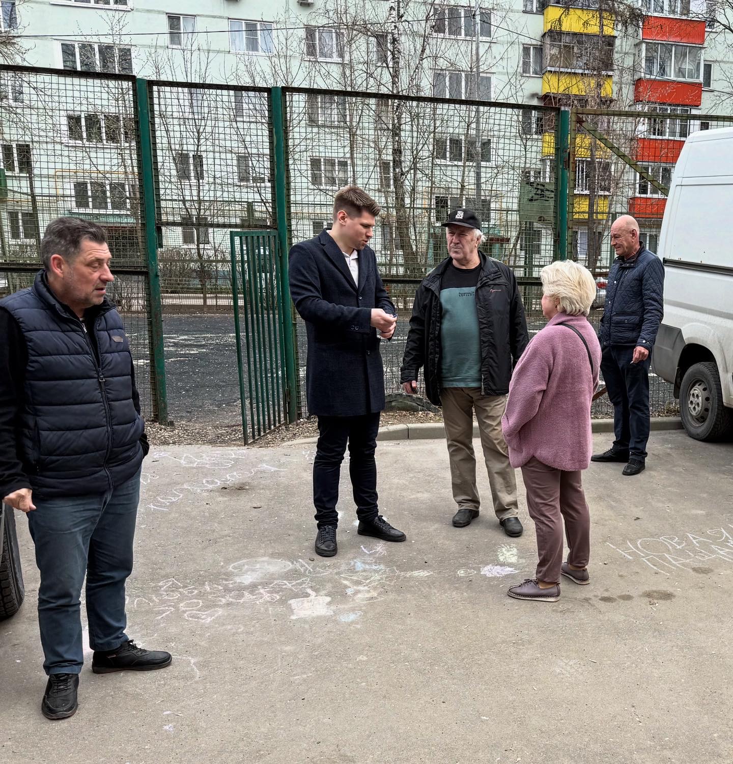 Депутат горсовета Лобни Даниил Рендаков провел придворовую встречу с жителями микрорайона Букино