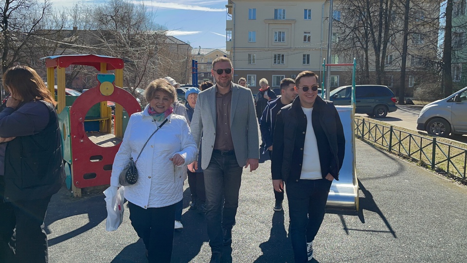 Депутат Мособлдумы Марк Черемисов провел обход дворовой территории на улице Горького, д.5 Лосино-Петровского г.о.