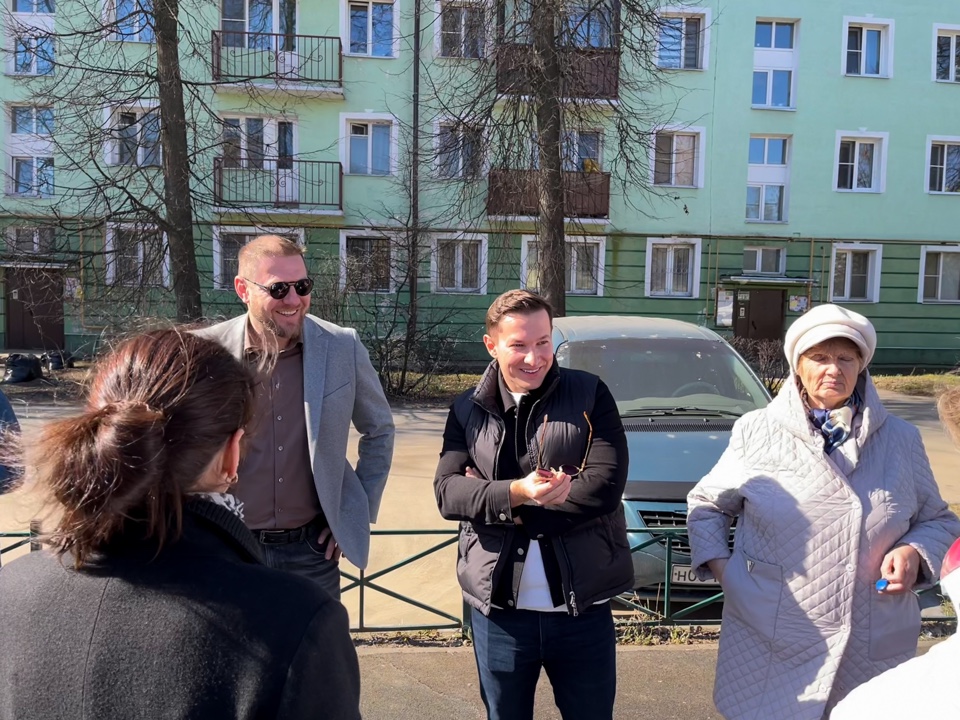 Депутат Мособлдумы Марк Черемисов провел обход дворовой территории на улице Горького, д.5 Лосино-Петровского г.о.