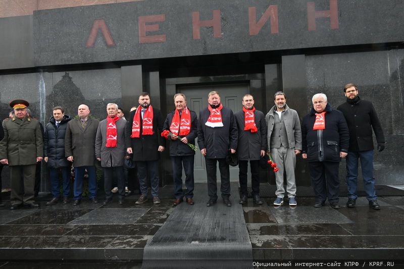 Коммунисты возложили венки и цветы к Мавзолею В.И. Ленина и мемориалам покорителям космоса у Кремлевской стены