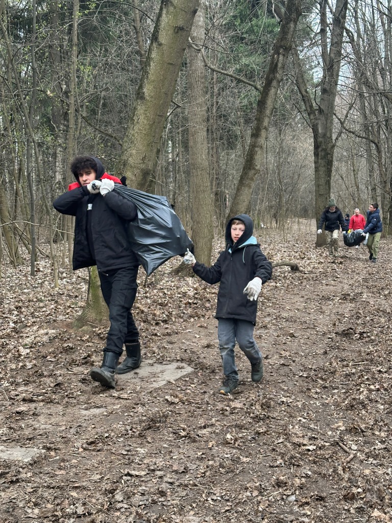 Пионеры Королёвского городского отделения КПРФ перед Днем космонавтики провели субботник в Комитетском лесу