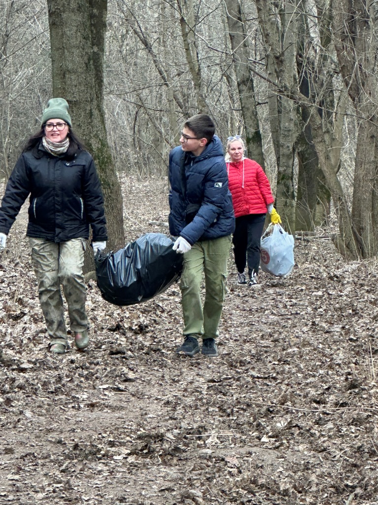 Пионеры Королёвского городского отделения КПРФ перед Днем космонавтики провели субботник в Комитетском лесу