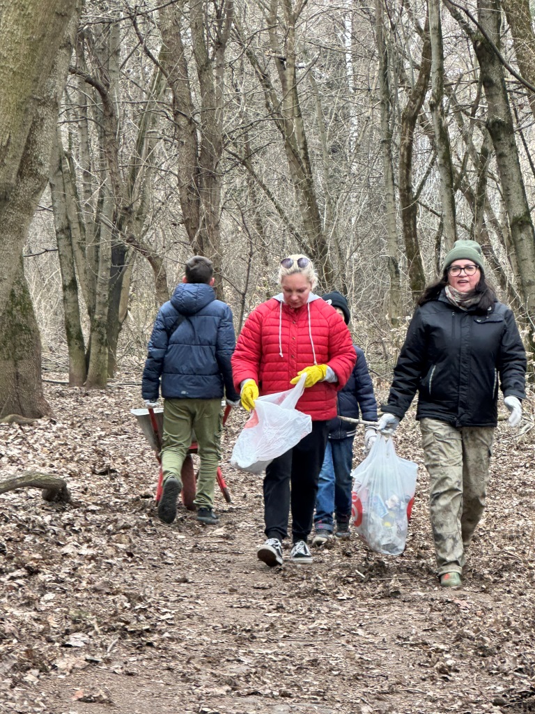 Пионеры Королёвского городского отделения КПРФ перед Днем космонавтики провели субботник в Комитетском лесу