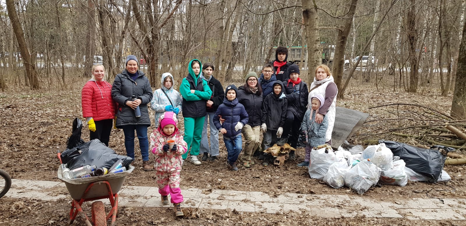 Пионеры Королёвского городского отделения КПРФ перед Днем космонавтики провели субботник в Комитетском лесу