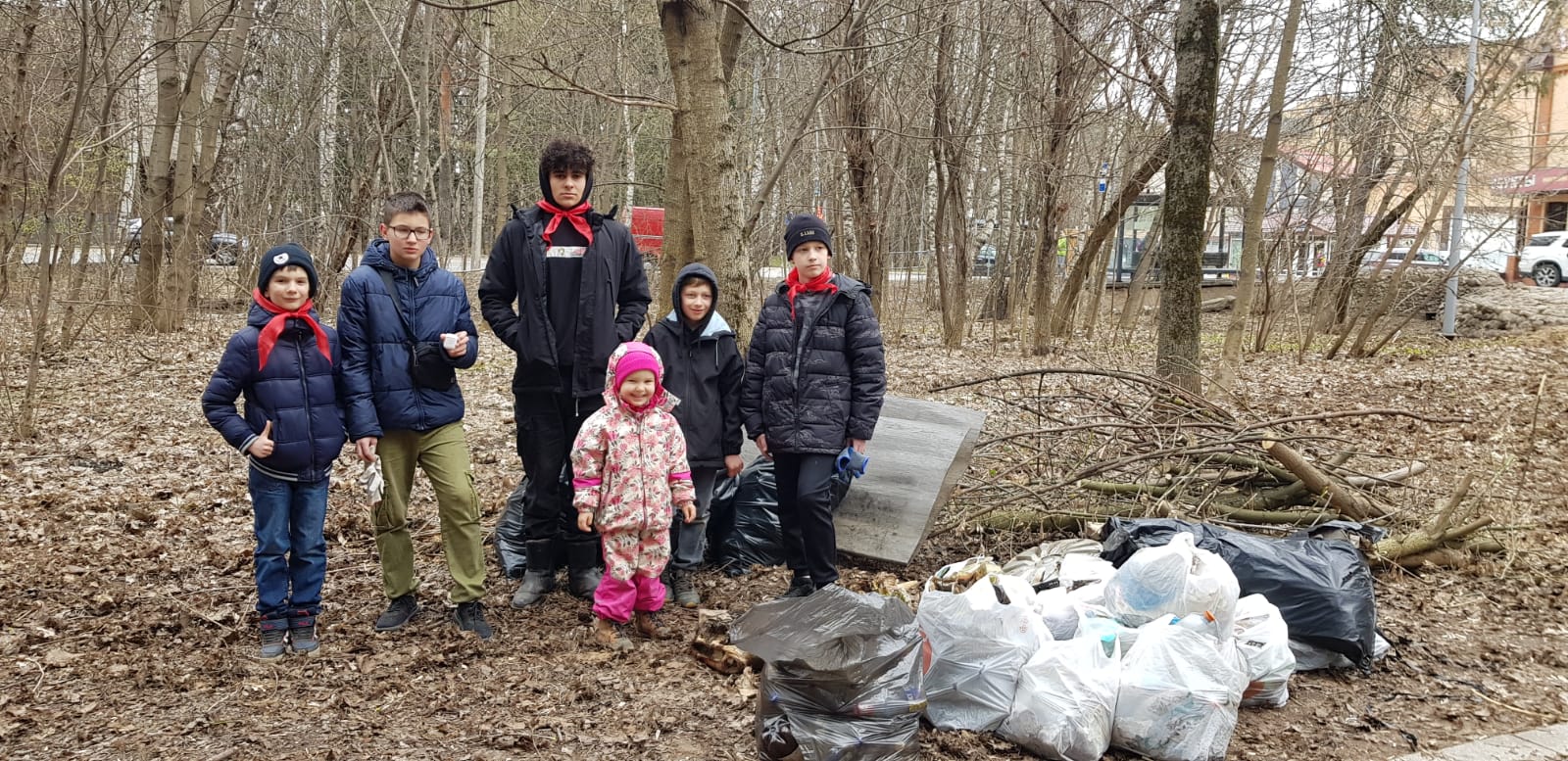 Пионеры Королёвского городского отделения КПРФ перед Днем космонавтики провели субботник в Комитетском лесу