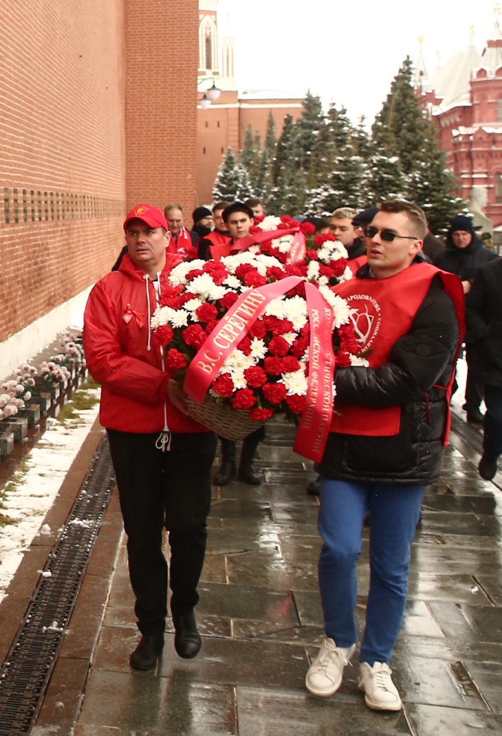 Комсомольцы Подмосковья городов Щёлково, Мытищ и Звенигорода возложили корзины с цветами на Красной площади