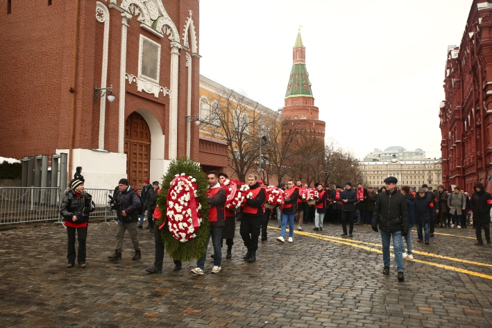 Комсомольцы Подмосковья городов Щёлково, Мытищ и Звенигорода возложили корзины с цветами на Красной площади
