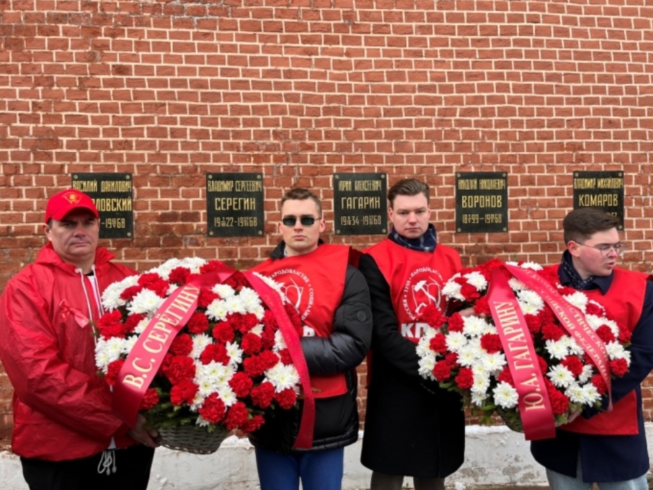Комсомольцы Подмосковья городов Щёлково, Мытищ и Звенигорода возложили корзины с цветами на Красной площади