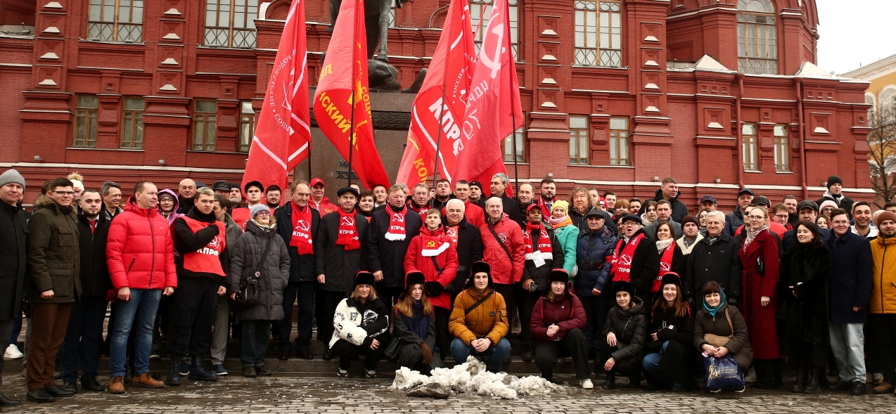 Комсомольцы Подмосковья городов Щёлково, Мытищ и Звенигорода возложили корзины с цветами на Красной площади