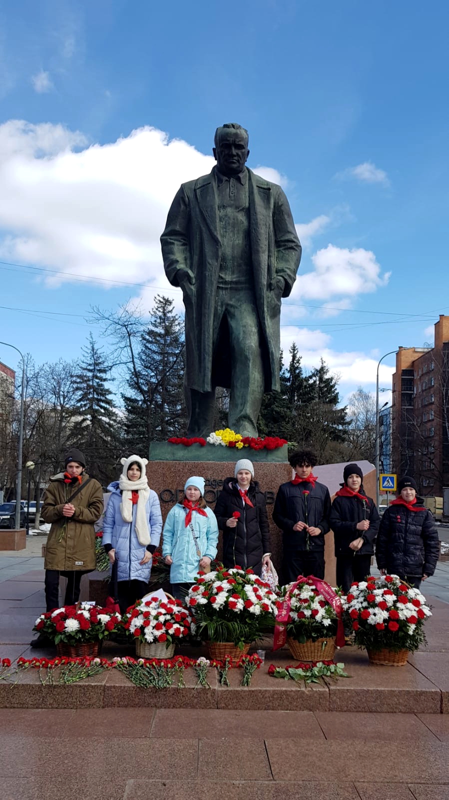 Советские офицеры и пионеры наукограда Королёв в День космонавтики провели праздничные мероприятия