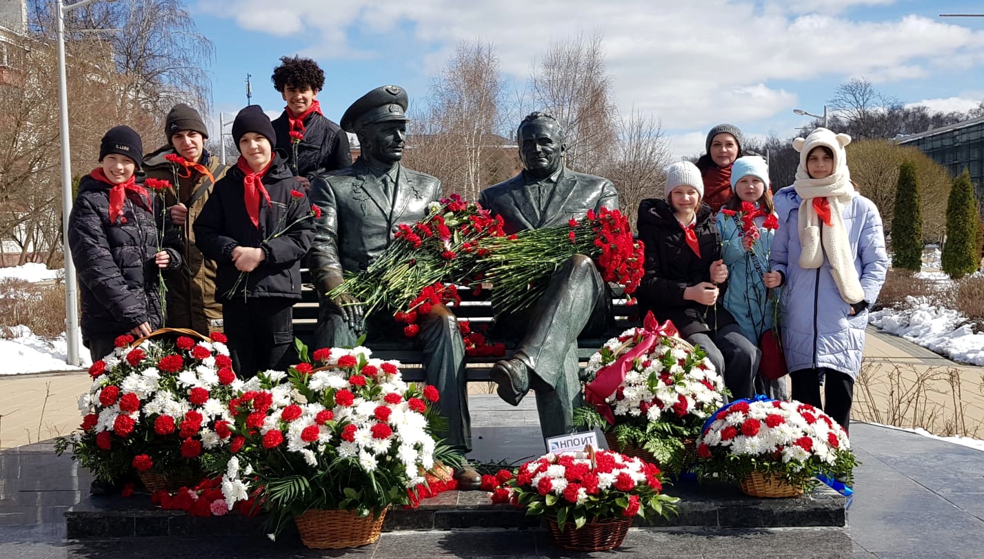 Советские офицеры и пионеры наукограда Королёв в День космонавтики провели праздничные мероприятия