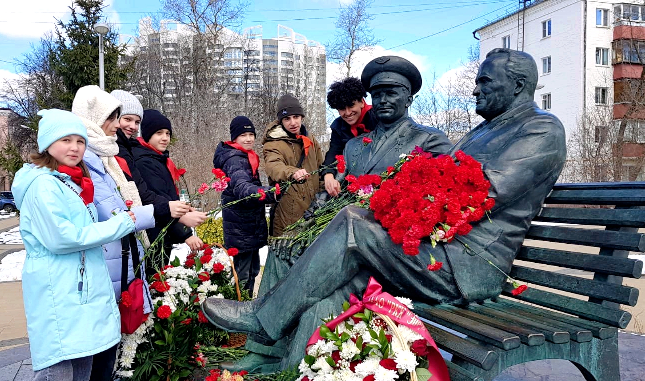 Советские офицеры и пионеры наукограда Королёв в День космонавтики провели праздничные мероприятия