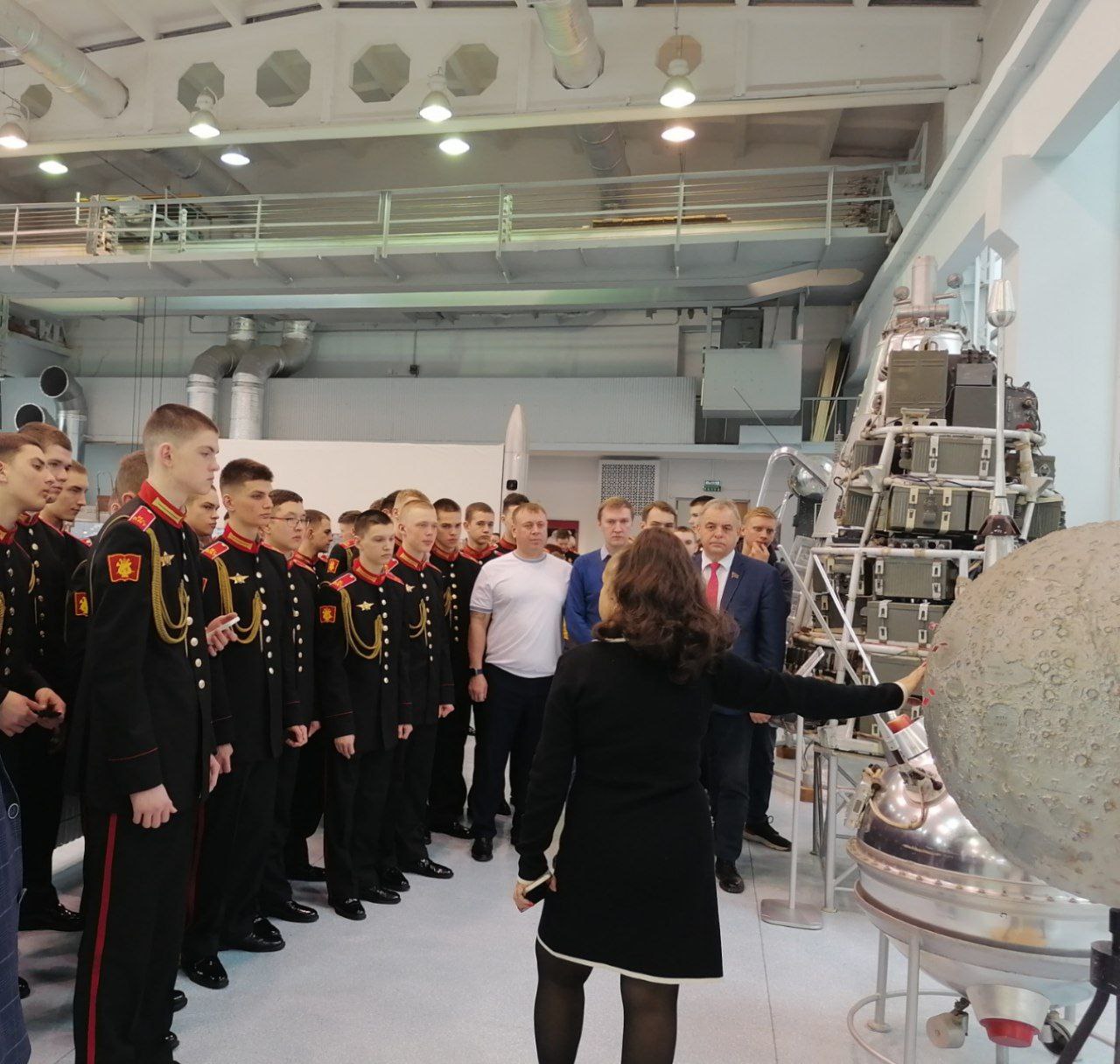 Королёвские коммунисты и комсомольцы вместе с кадетами Московского военно-музыкального училища им. Халилова посетили в день космонавтики музей РКК «Энергия»