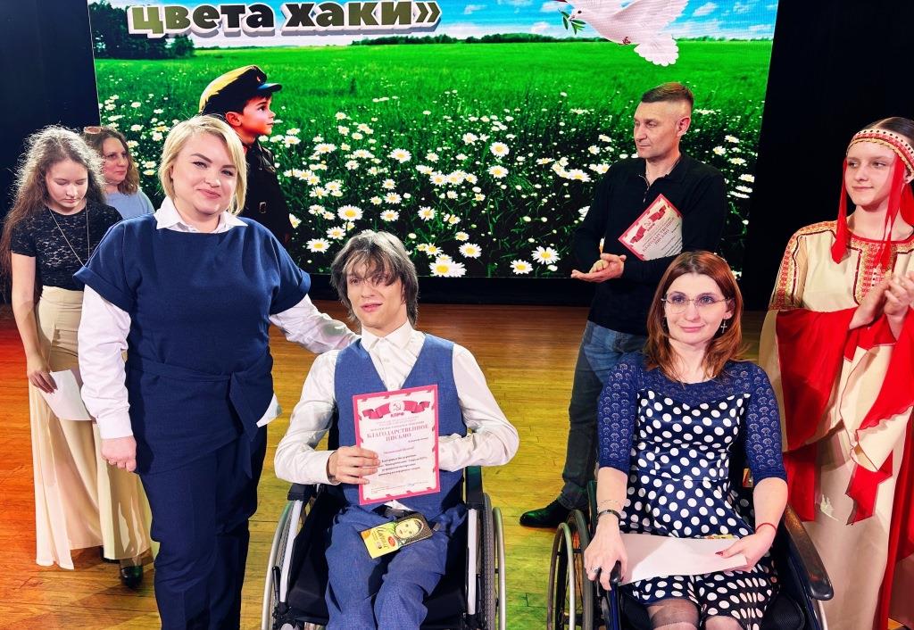 Первый секретарь Королёвского городского отделения КПРФ Светлана Петрова вручила Благодарственные письма юным участникам концерта «Весна цвета хаки»