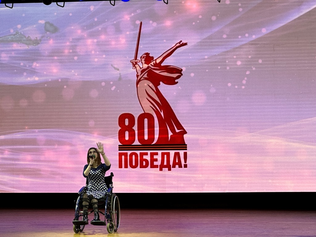 Первый секретарь Королёвского городского отделения КПРФ Светлана Петрова вручила Благодарственные письма юным участникам концерта «Весна цвета хаки»