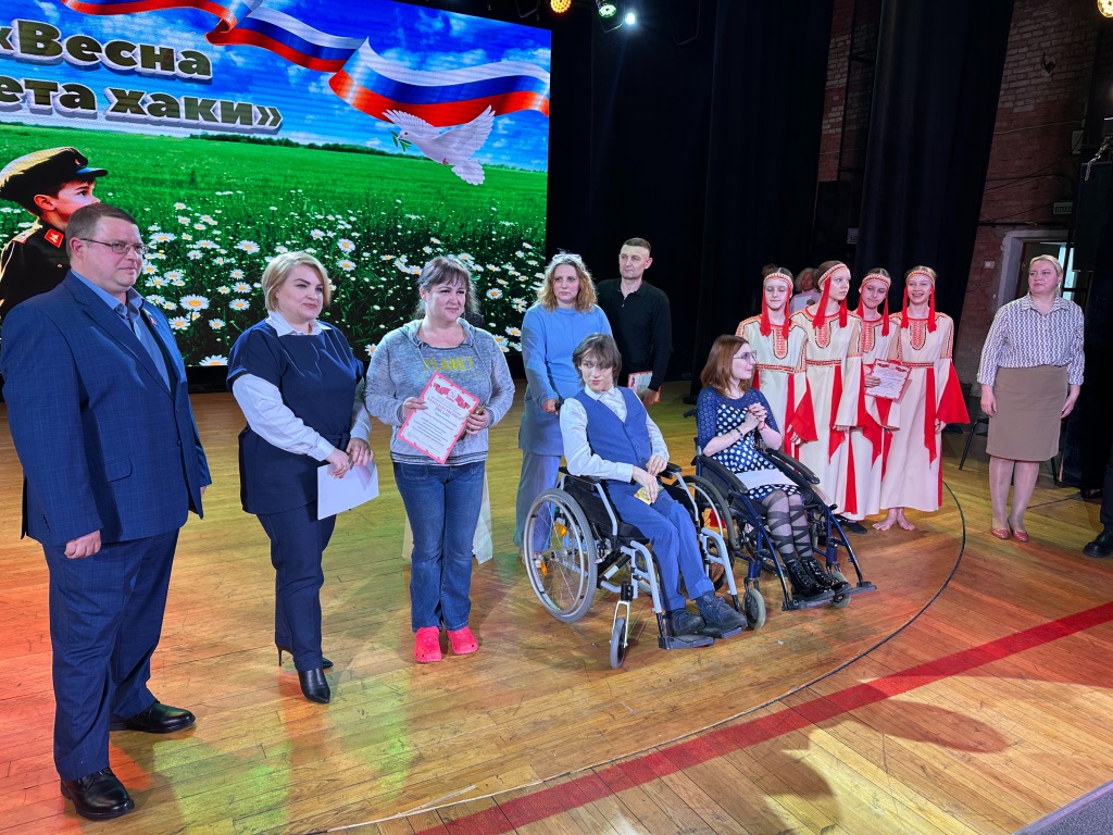 Первый секретарь Королёвского городского отделения КПРФ Светлана Петрова вручила Благодарственные письма юным участникам концерта «Весна цвета хаки»