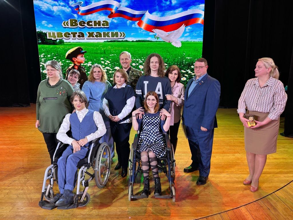 Первый секретарь Королёвского городского отделения КПРФ Светлана Петрова вручила Благодарственные письма юным участникам концерта «Весна цвета хаки»