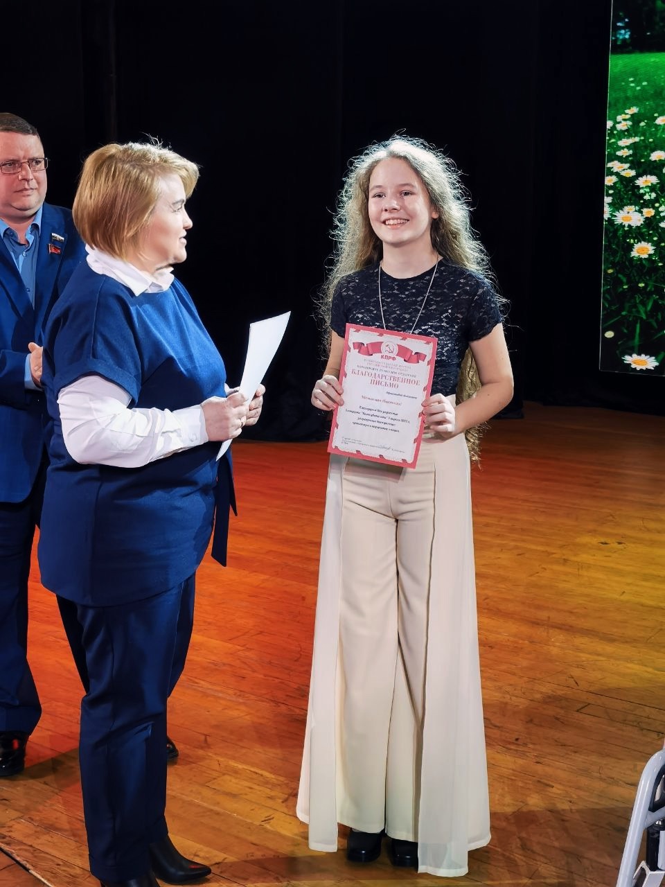 Первый секретарь Королёвского городского отделения КПРФ Светлана Петрова вручила Благодарственные письма юным участникам концерта «Весна цвета хаки»