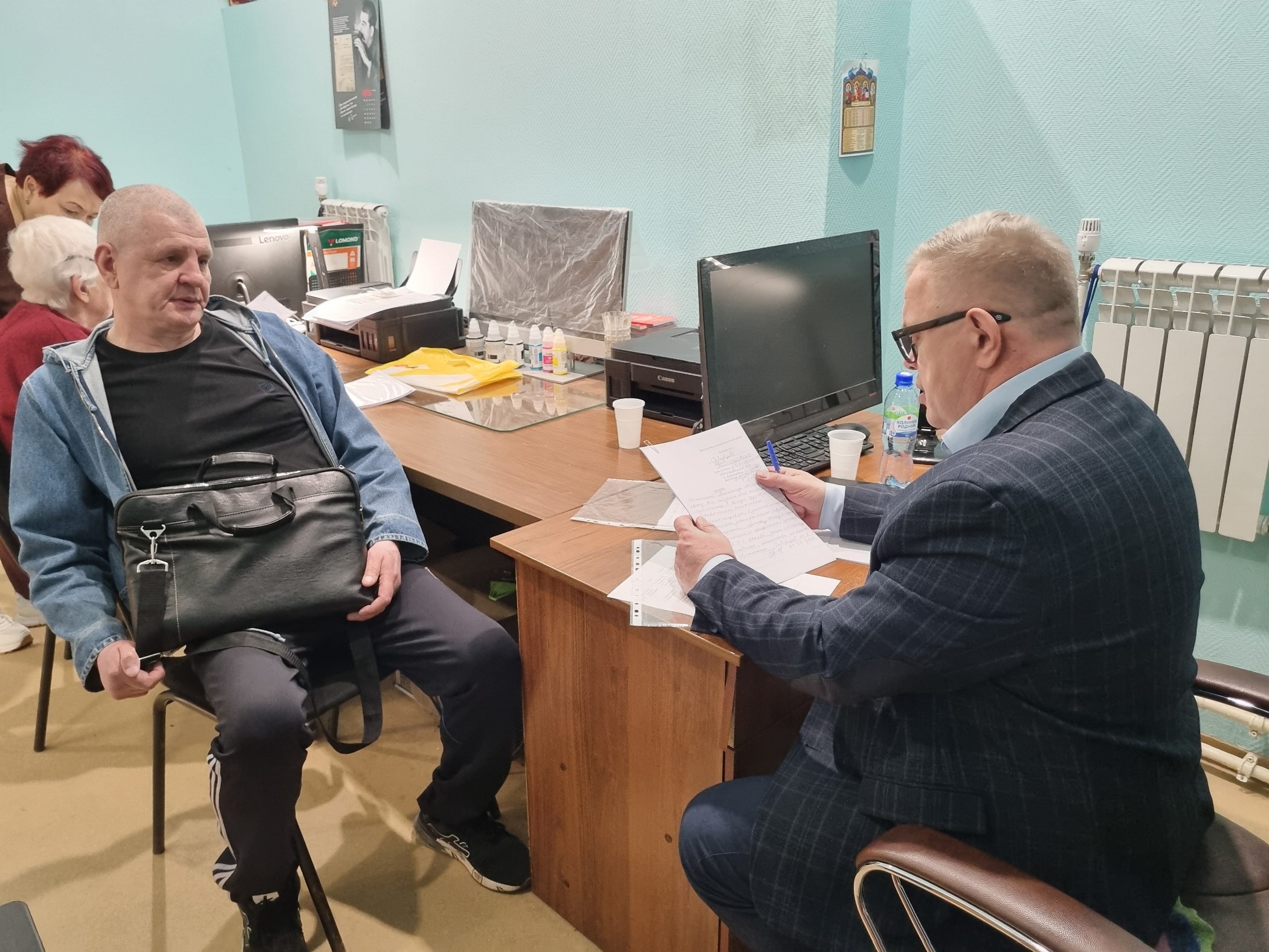 Руководитель фракции КПРФ в Мособлдуме Александр Наумов провел прием жителей в Озерах