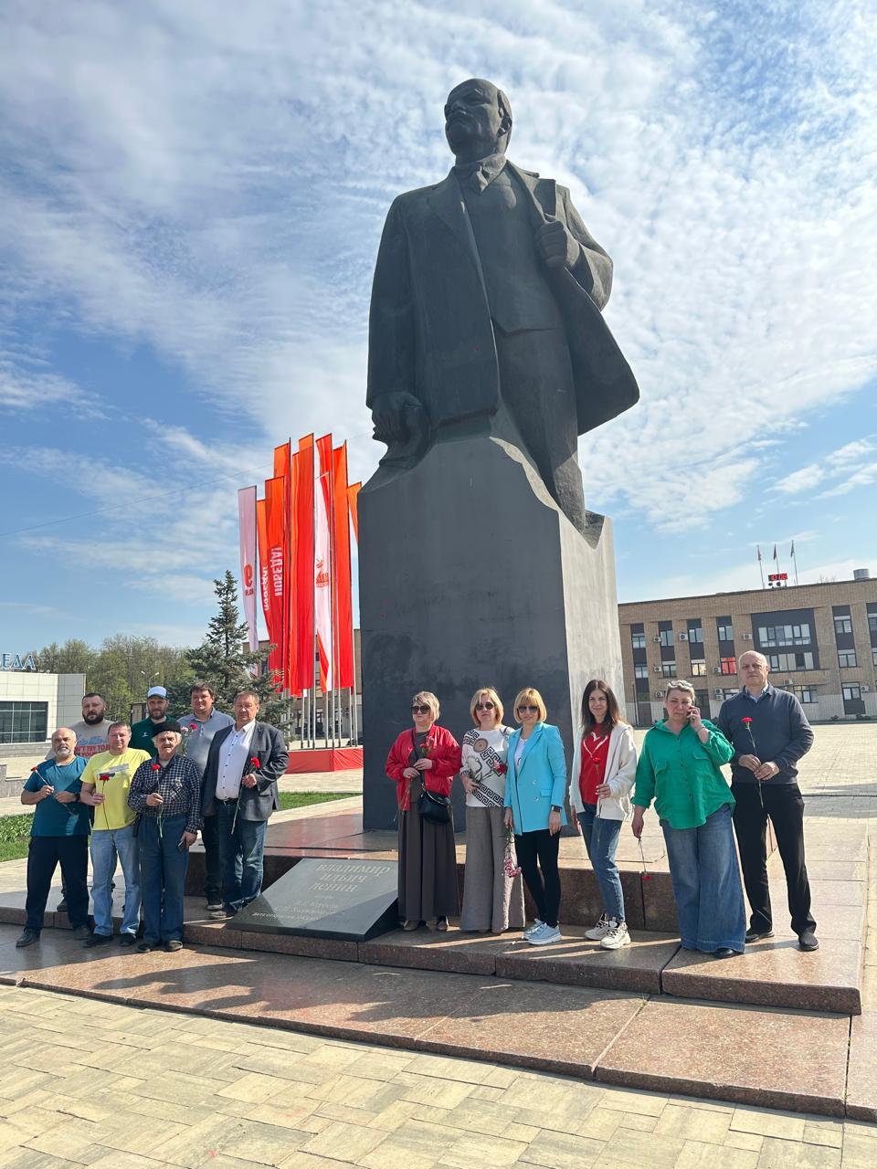 Возложение цветов к памятнику Ленина в Домодедово
