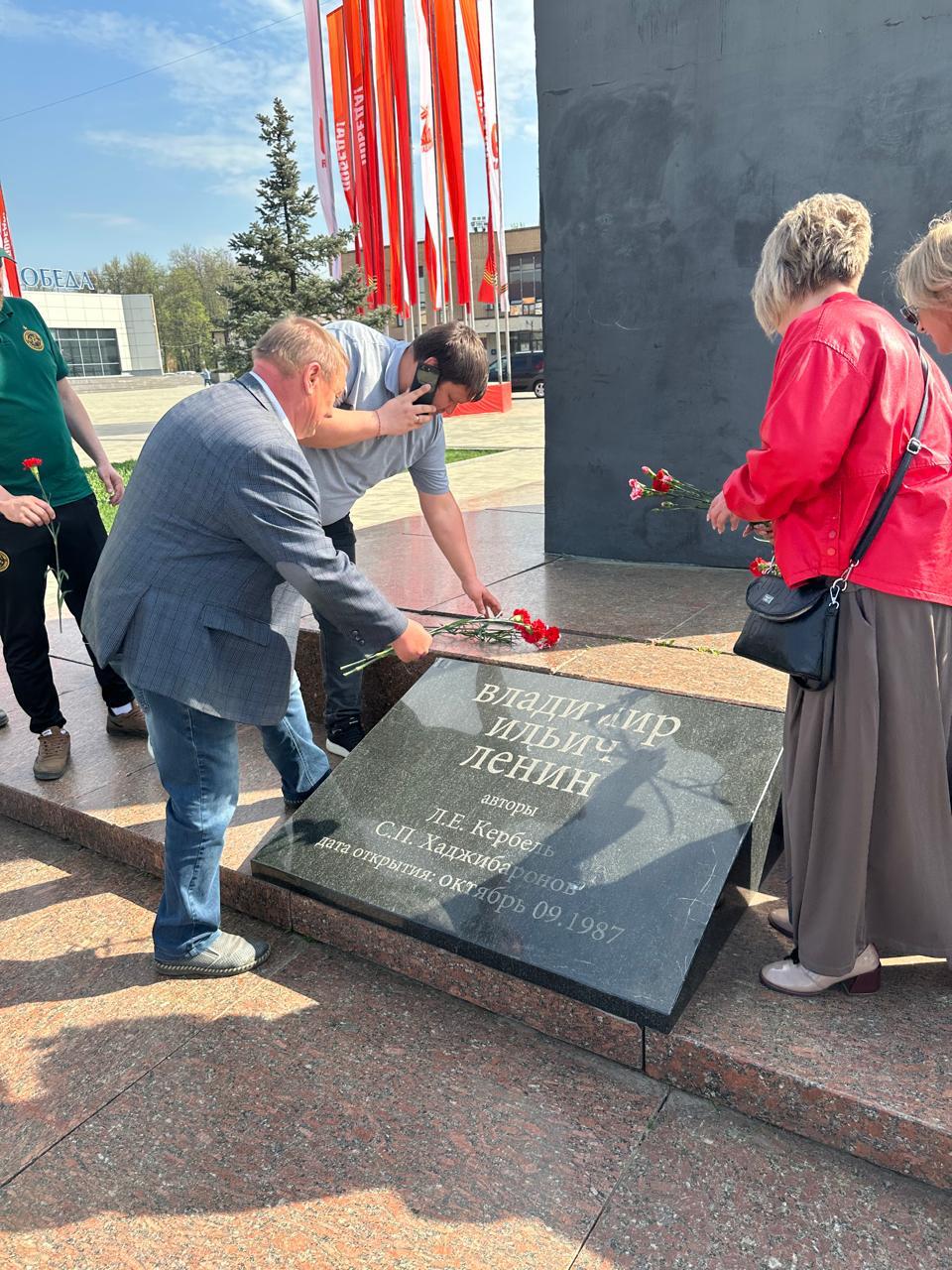 Возложение цветов к памятнику Ленина в Домодедово