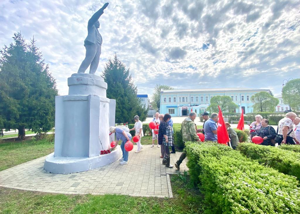 На площади Двух Революций: коломенские коммунисты отметили 155-летие Ленина