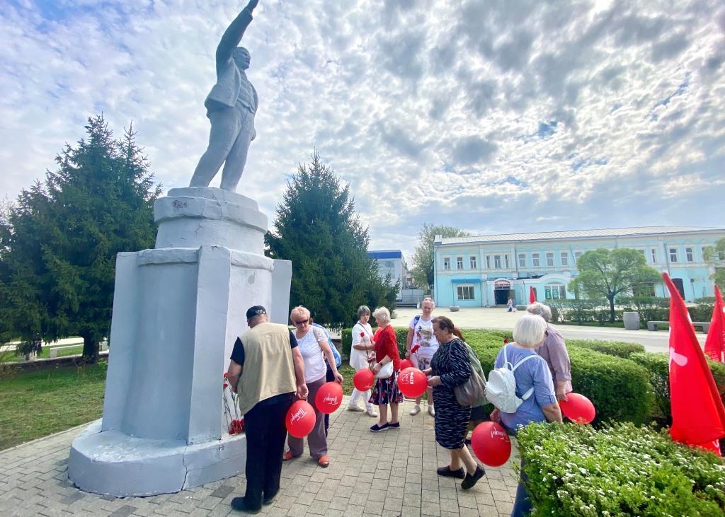 На площади Двух Революций: коломенские коммунисты отметили 155-летие Ленина