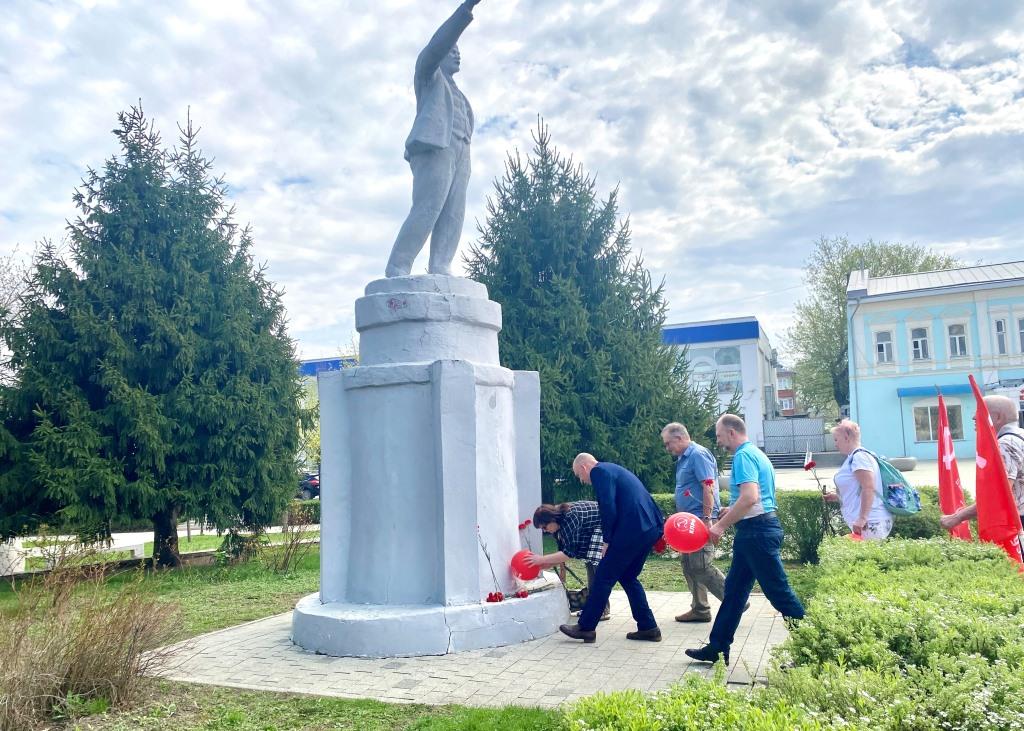 На площади Двух Революций: коломенские коммунисты отметили 155-летие Ленина