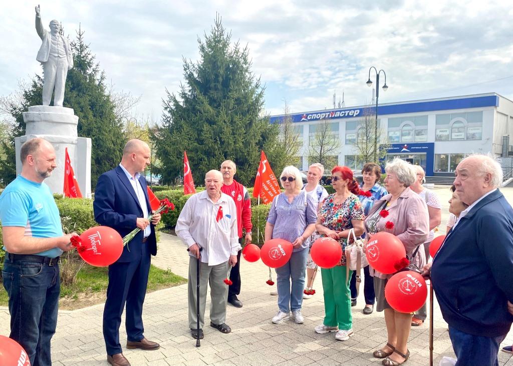 На площади Двух Революций: коломенские коммунисты отметили 155-летие Ленина