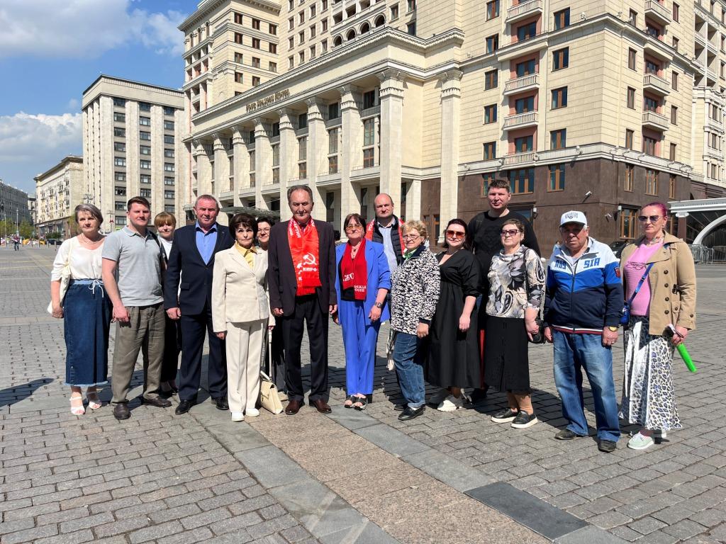 В 155 годовщину со дня рождения Великого Ленина подмосковные коммунисты провели прием в партию у стен Кремля